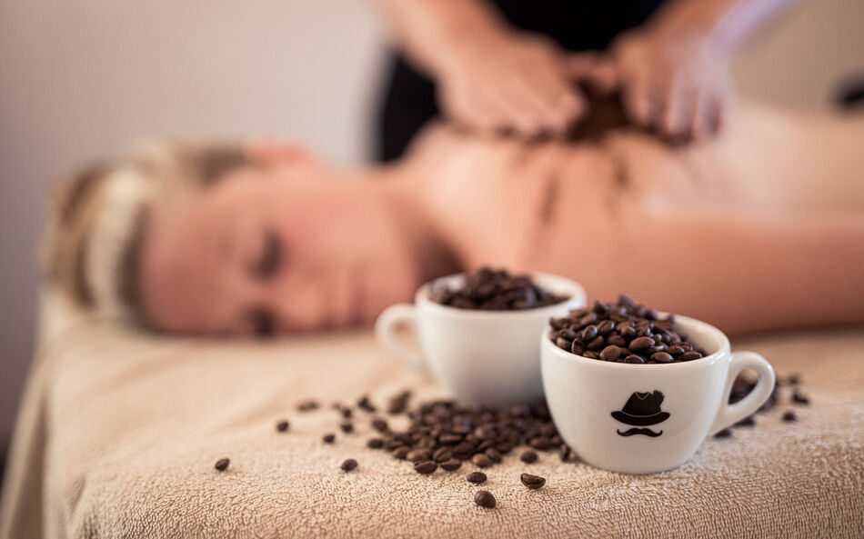 Massage mit Kaffee