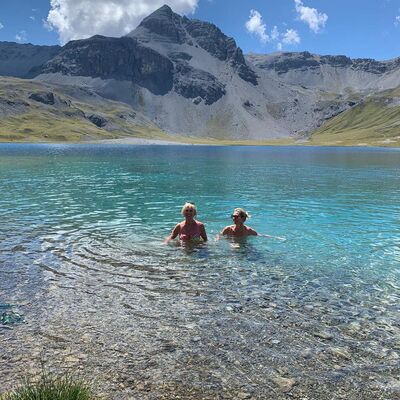 Wenn unsere Chefin mit ihrer Mutter abtaucht 💦 Die Gerstl-Wanderung zum Bergsee Lai Da Rims (2.396m) im Schweizer Kanton Graubünden. Inkl. Sprung ins kühle Nass 😉🥰
#dasgerstlfeeling #dasgerstl #südtirol #vinschgau #mountains #wandern #bestoftheday #nature #natur #goodvibes #happymoments #belvitaleadingwellnesshotels @belvitaleadingwellnesshotels @vitalpinahotels @visitsouthtyrol @visit.obervinschgau